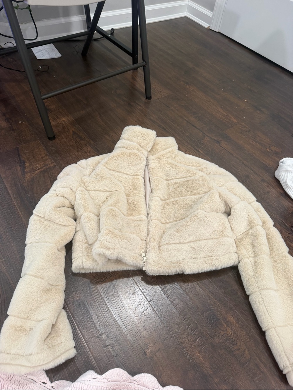 Women's Plush Faux Fur Cropped Jacket - Cream